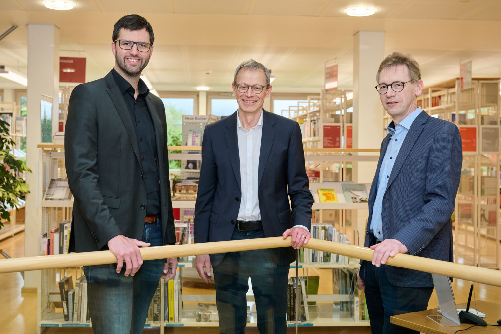 zam_20240416_landesbibliothek_92830_red Stiftungsratspräsident Pascal Seger, der neue Bibliotheksleiter Daniel Quaderer und der ak-tuelle Landesbibliothekar Wilfried Oehry
