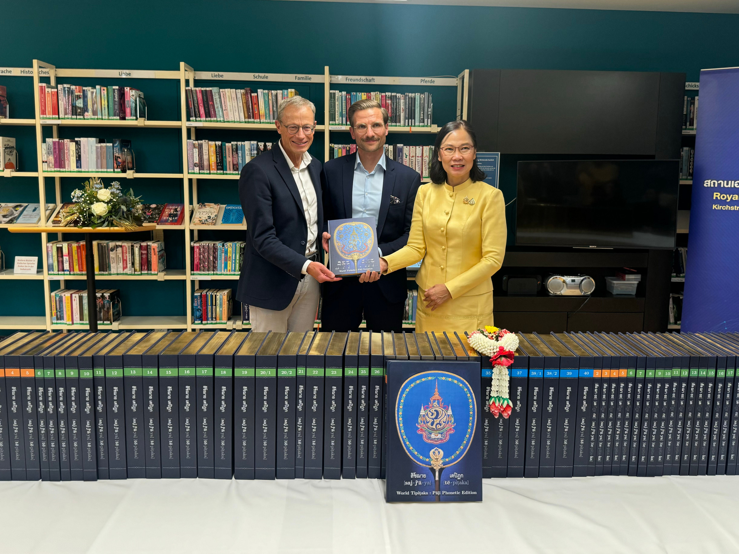 Die Thailändische Botschaft überreicht der Landesbibliothek 80 Bücher Bild: Ronnie Vogt