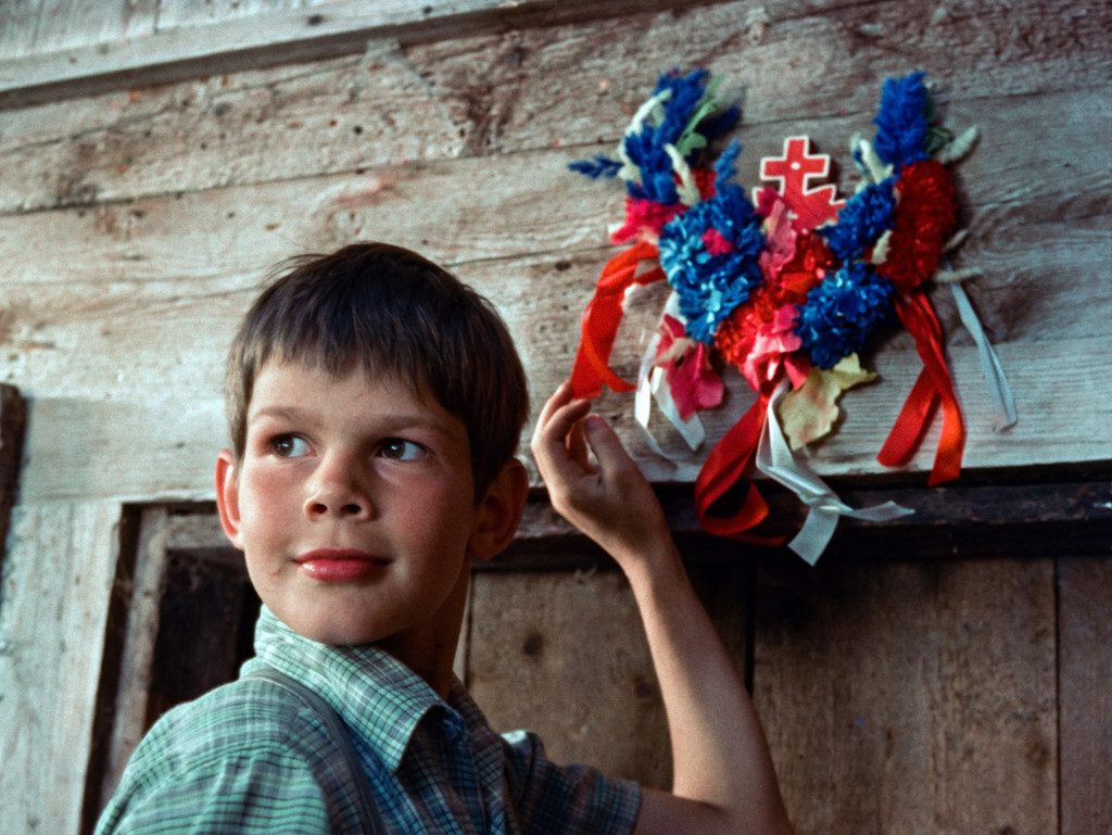 Hansli mit Alpherz vor dem Stall (Rialto Film Vaduz/SRF)